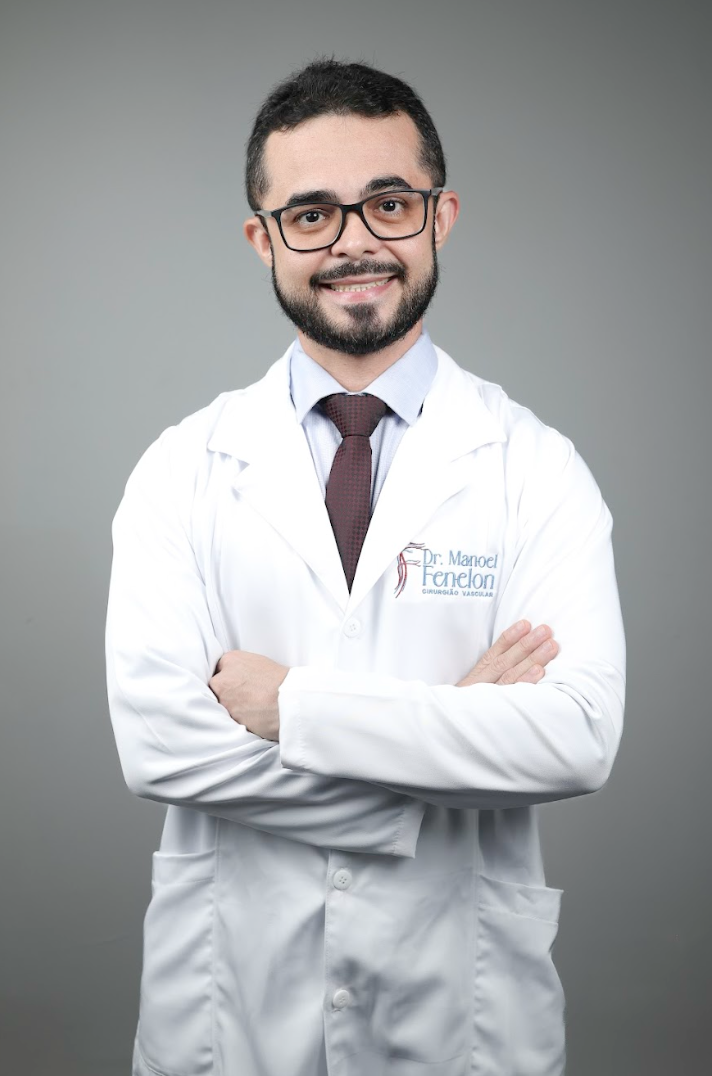 Dr. Manoel Fenelon em seu consultório